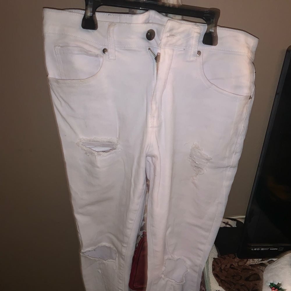Distressed Rue 21 supreme flex white jeans